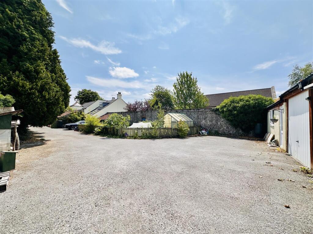 Garages am]nd Parking