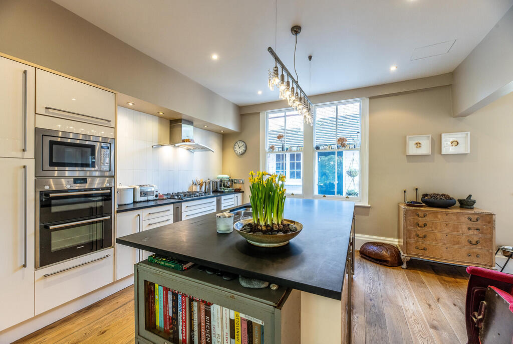 34 Warwick Road 0...