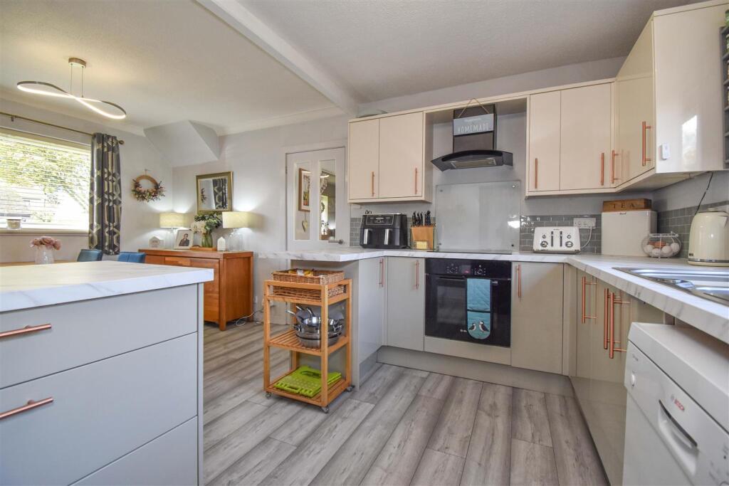 23 Cumberland Close Kitchen b.jpg