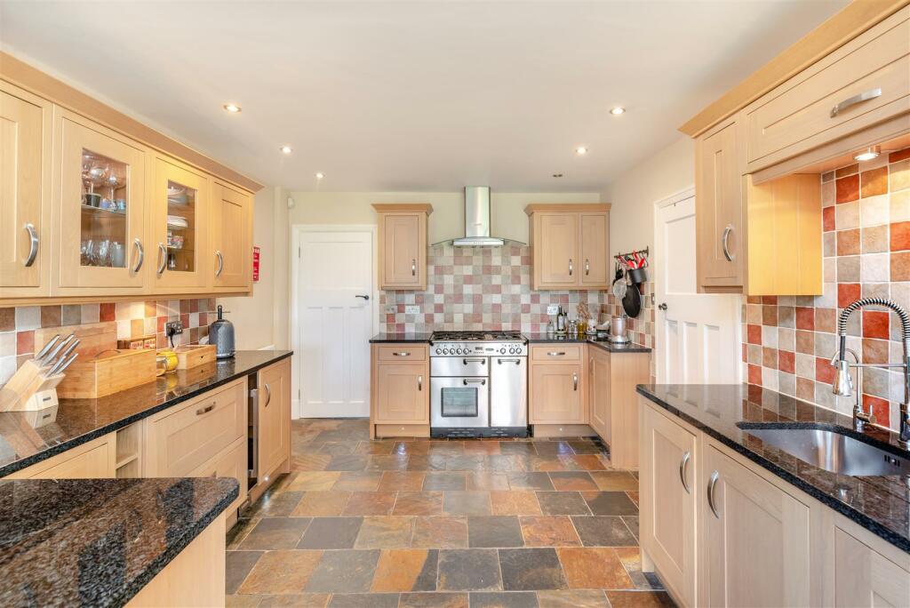 8584854-interior06.jpg