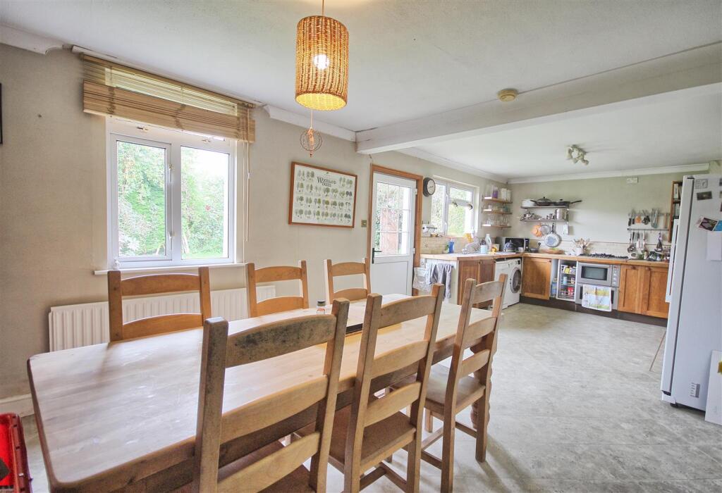 KITCHEN/DINING ROOM
