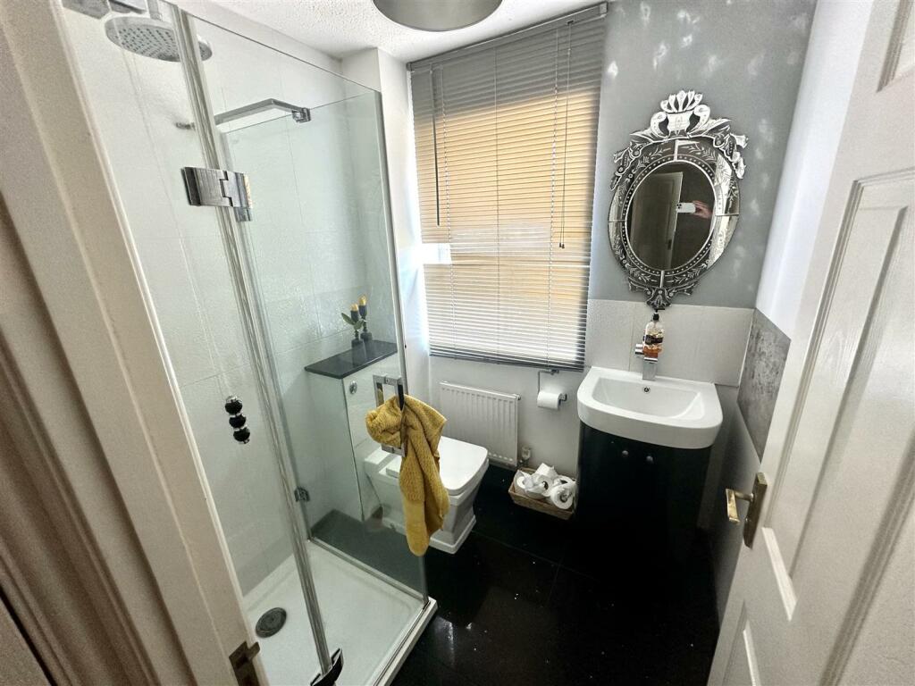 EN-SUITE SHOWER ROOM