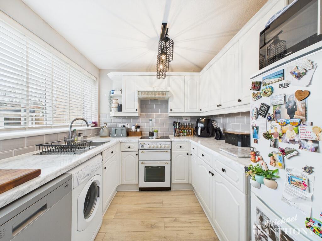 CAM02773G0-PR0258-STILL012