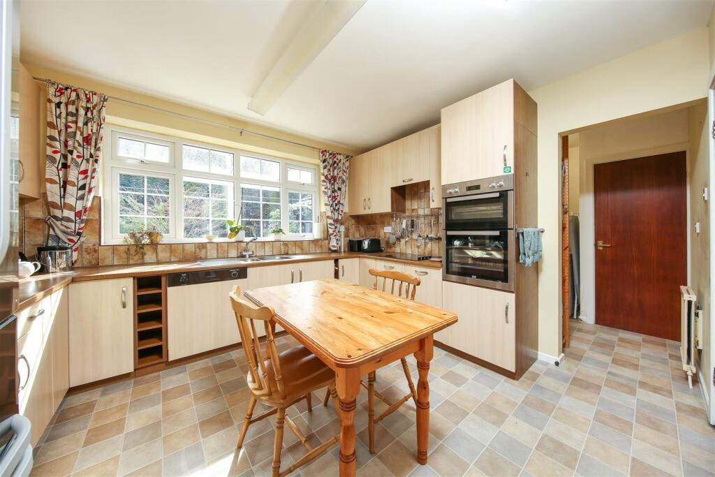 Kitchen2.jpg