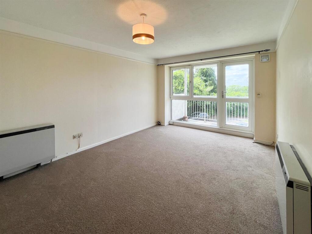 Living room..jpg