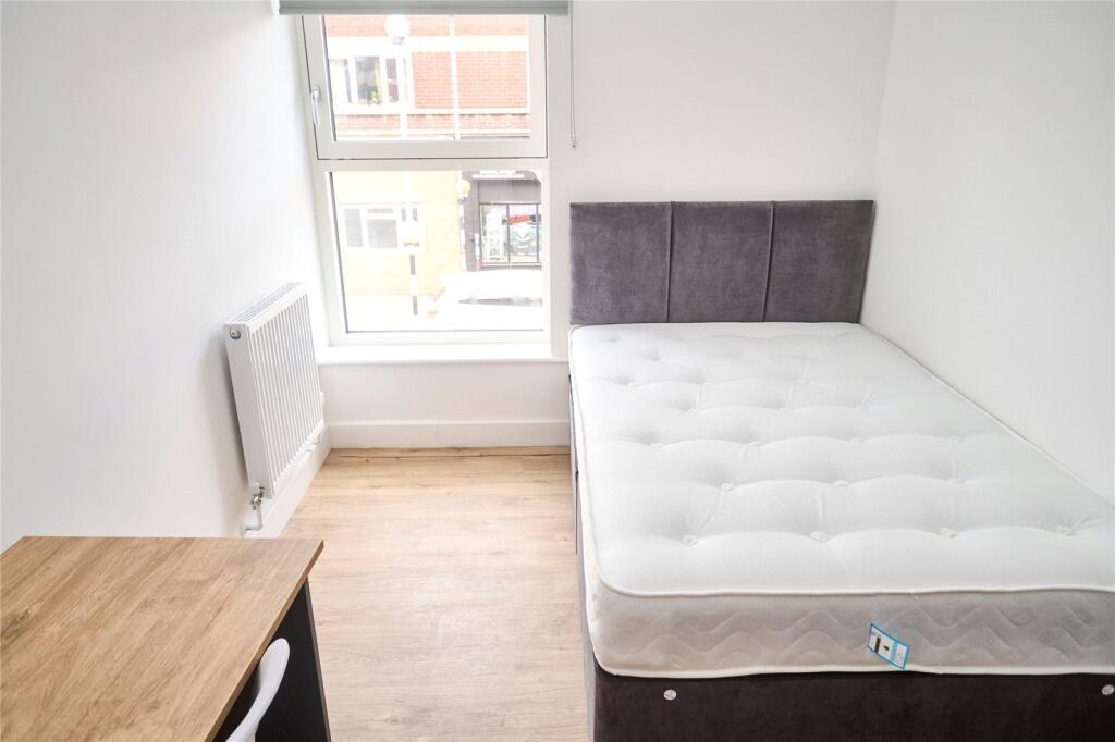 Bright and tidy single bedroom with a large win...
