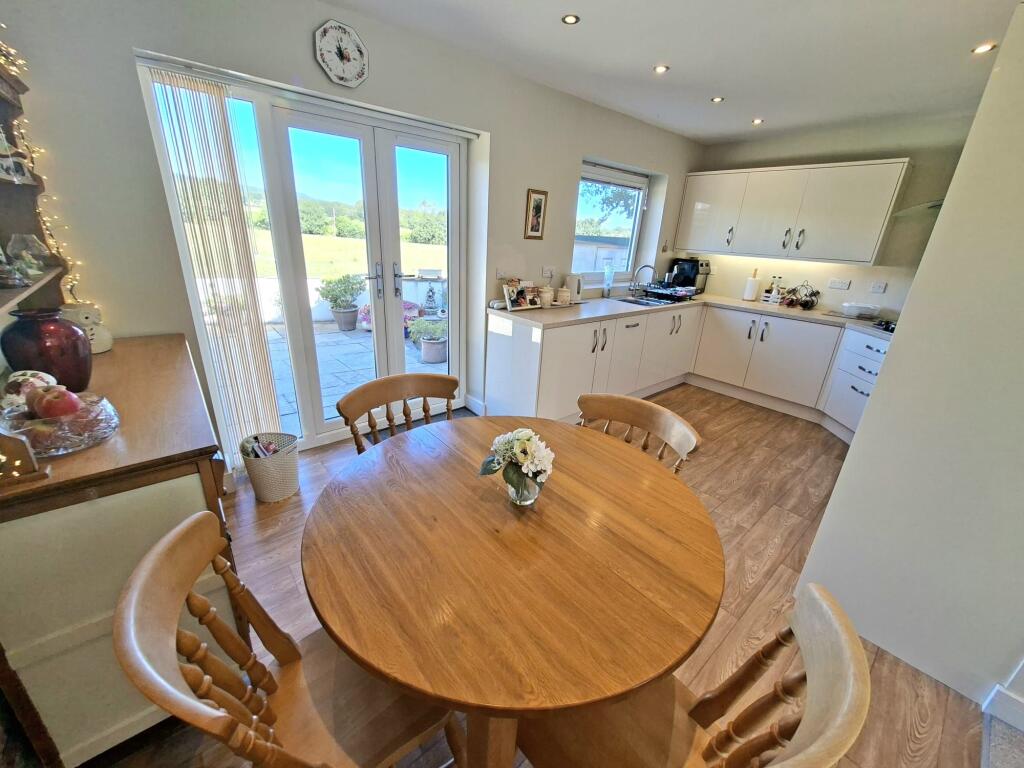 OPEN PLAN KITCHEN/DINING AREA