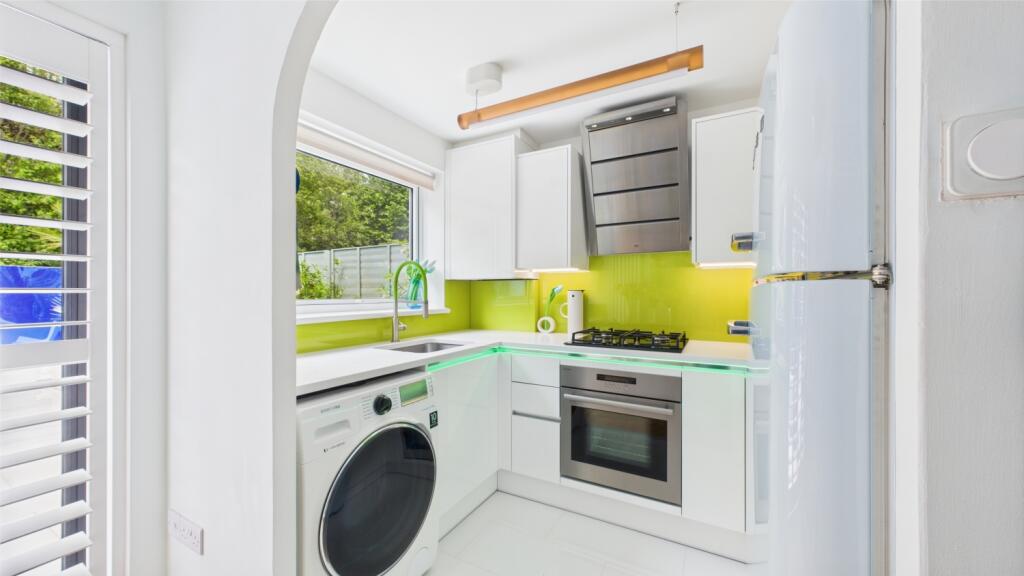 ewemove-ennel-copse-kitchen2