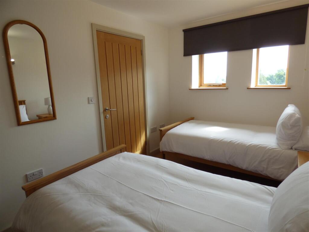 Bedroom 2 (a).JPG