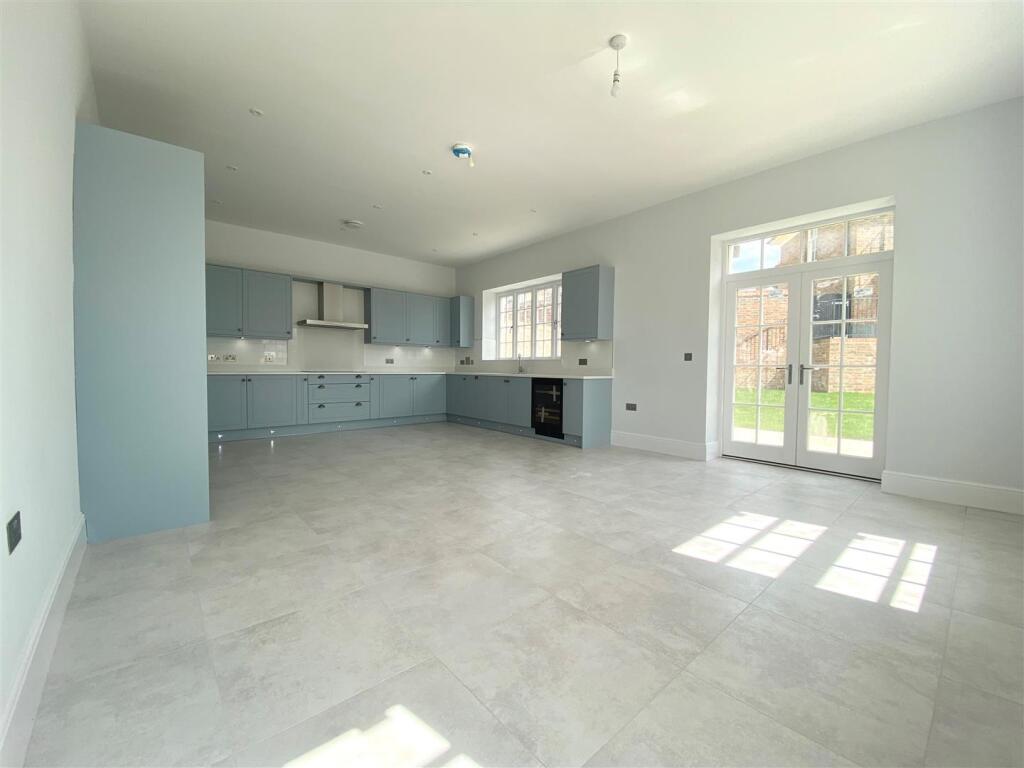 Plot 559 kitchen.jpg