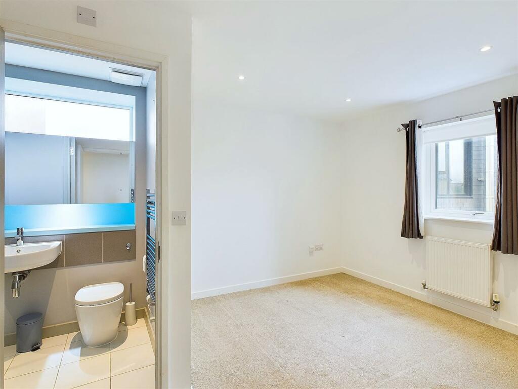 Bedroom 1/En-Suite