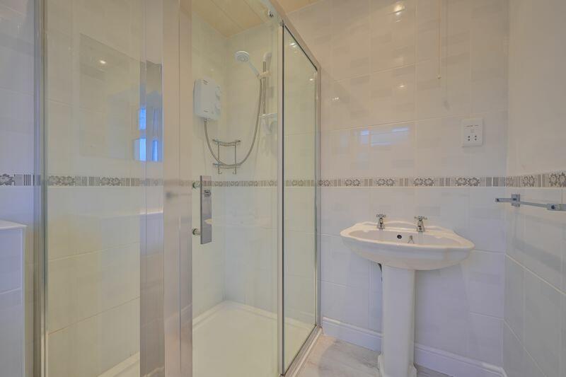 Master En-Suite - 2