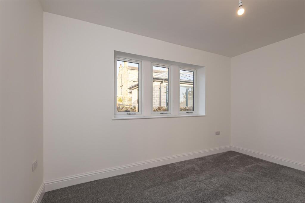 20 - 99B Knowl Road WF14 9RQ.jpg