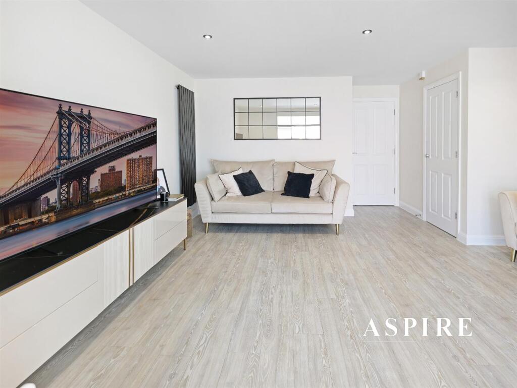 WhatsApp Image 2025-05-20 at 13.49.34.jpg