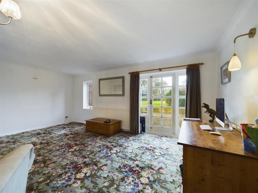 LIVING/ DINING ROOM
