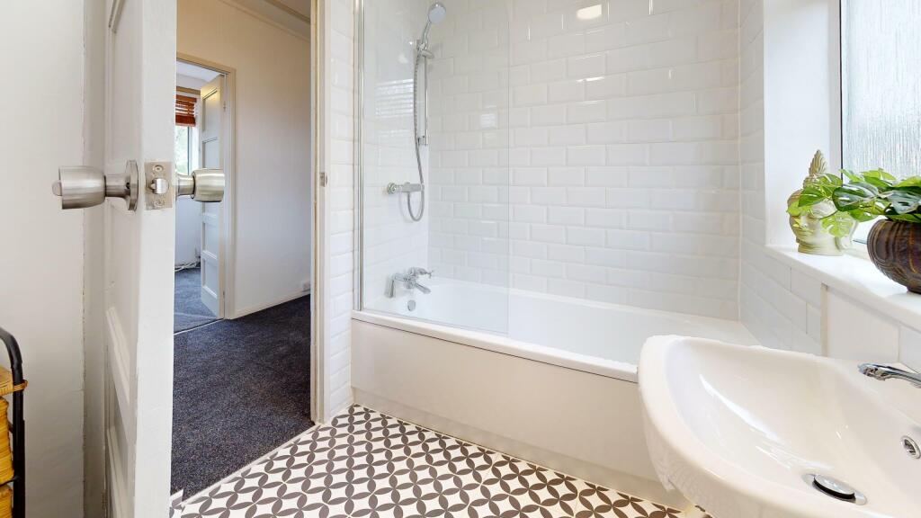 202-Iveson-Drive-Bathroom