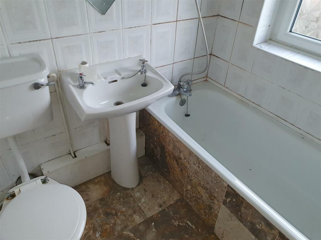 BATHROOM/W.C