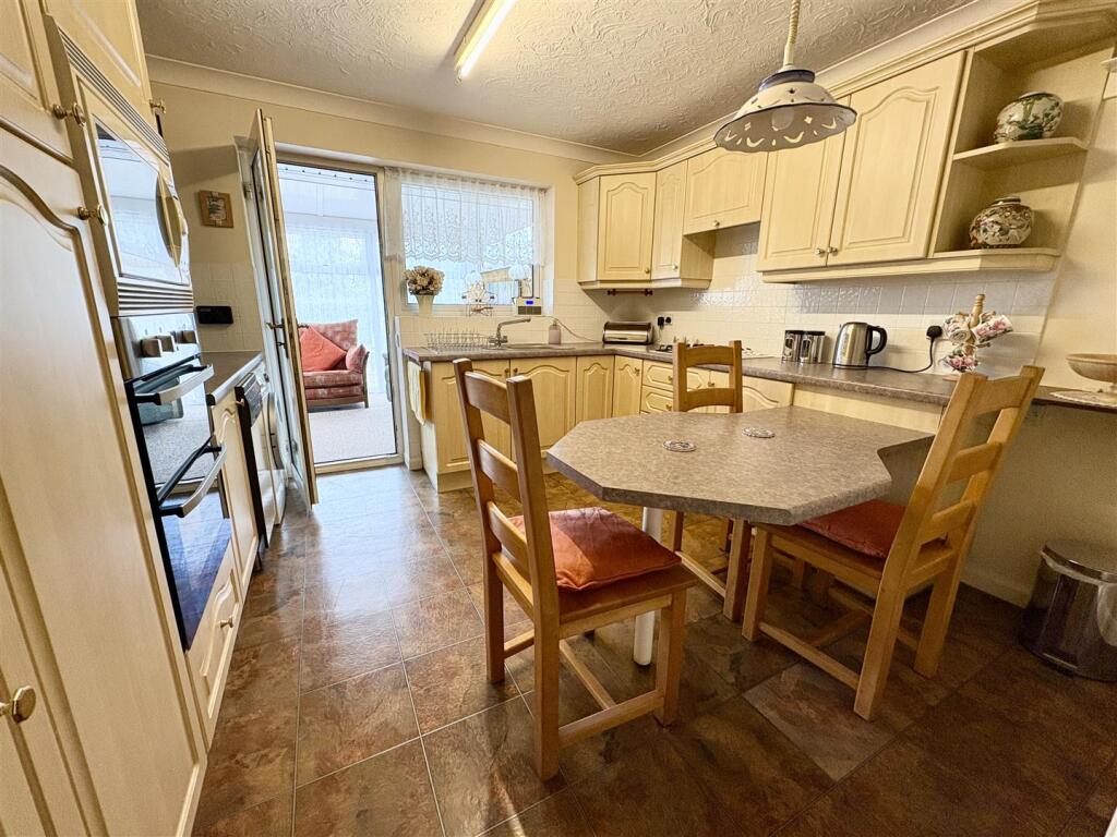 2. kitchen.jpg