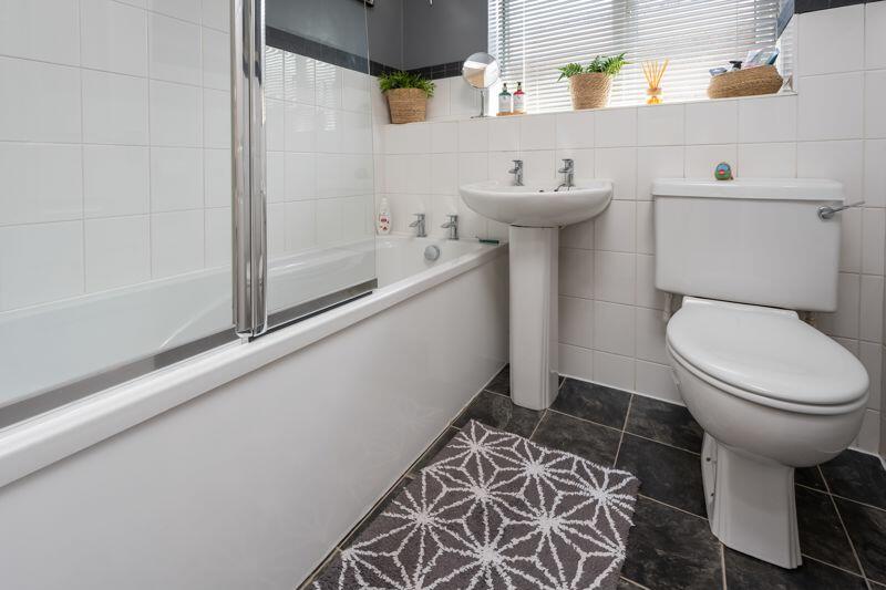 HOUSE BATHROOM (SIDE)