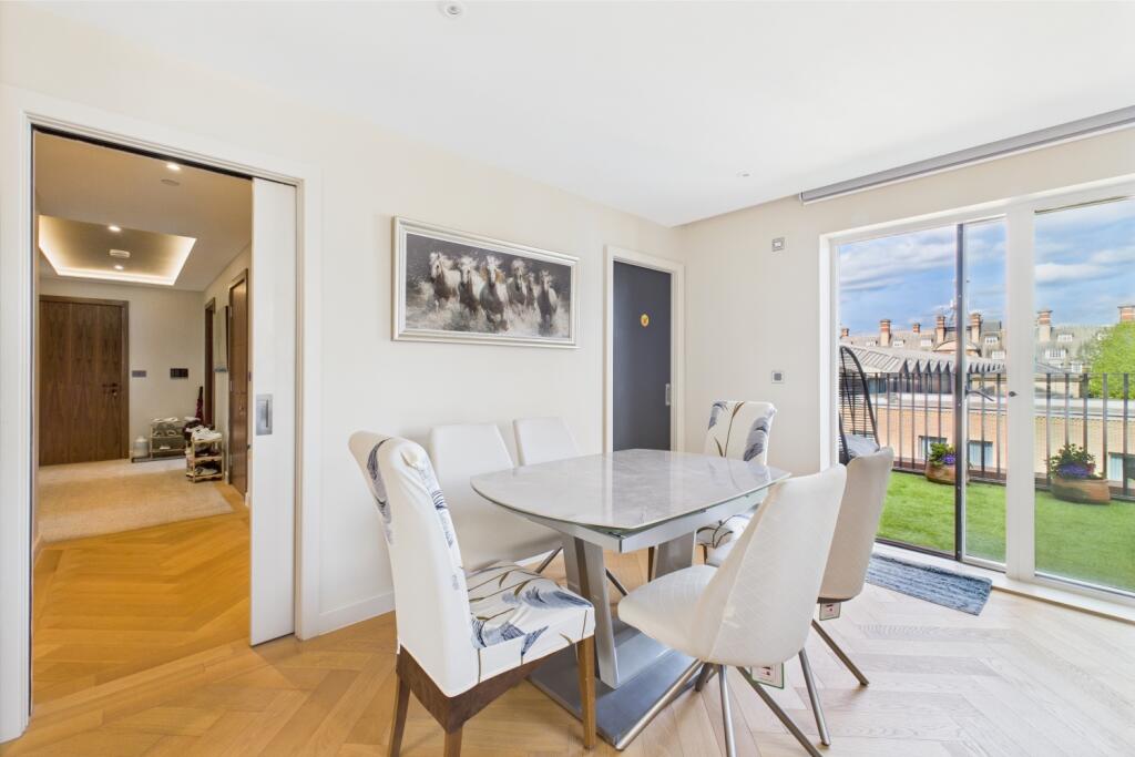 CAM03162G0-PR0257-STILL009