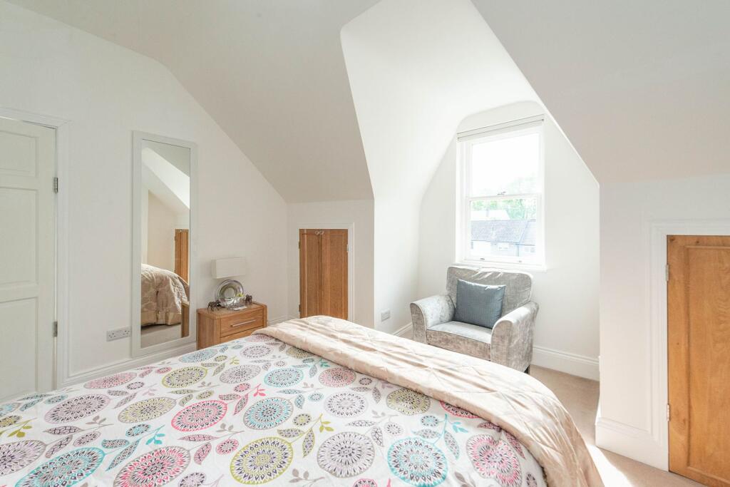 SIX DOUBLE BEDROOMS AND FOUR BATHROOMS