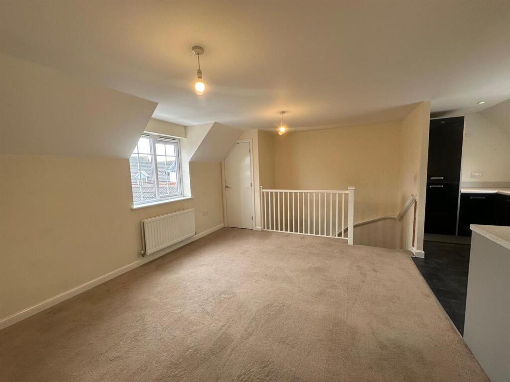 KITCHEN/SITTING ROOM: