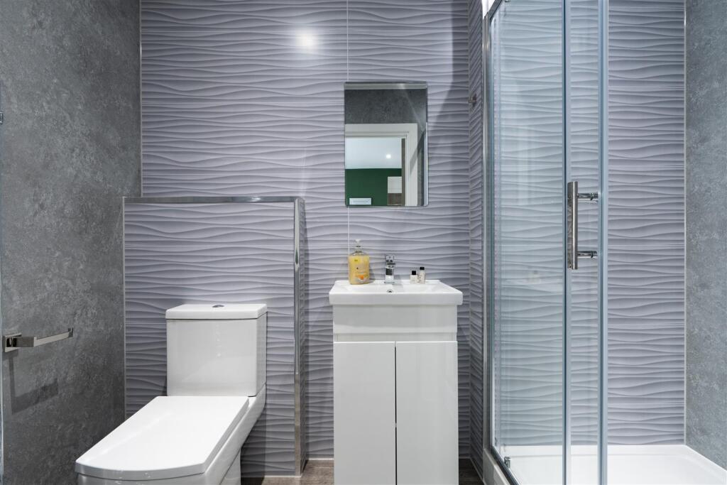 Bathroom 4.JPG