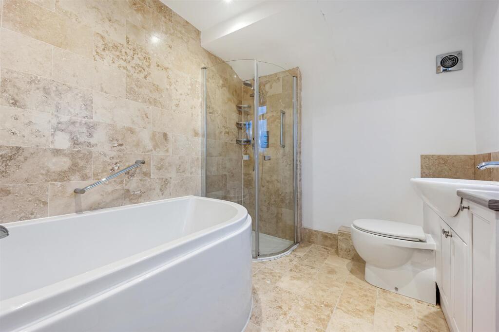 7 Epping Close bathroom.jpg