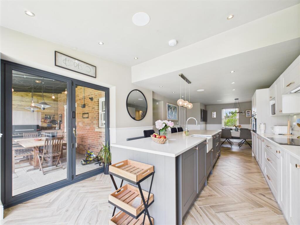 KITCHEN/DINING ROOM