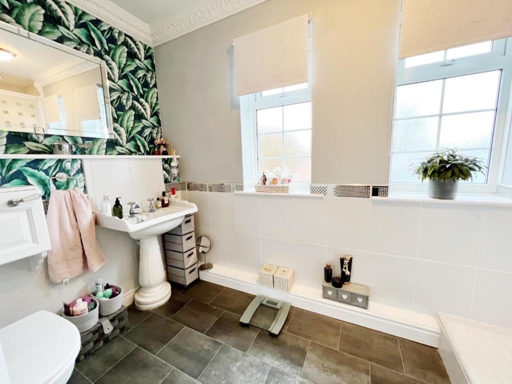 Ensuite to master bedroom.jpg