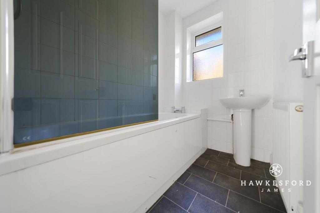 Warlingham Close, Rainham - Bathroom