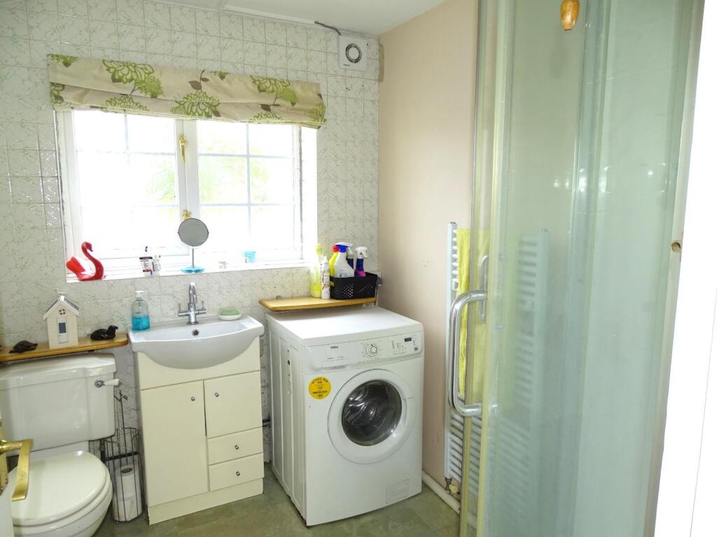 GROUND FLOOR SHOWER ROOM