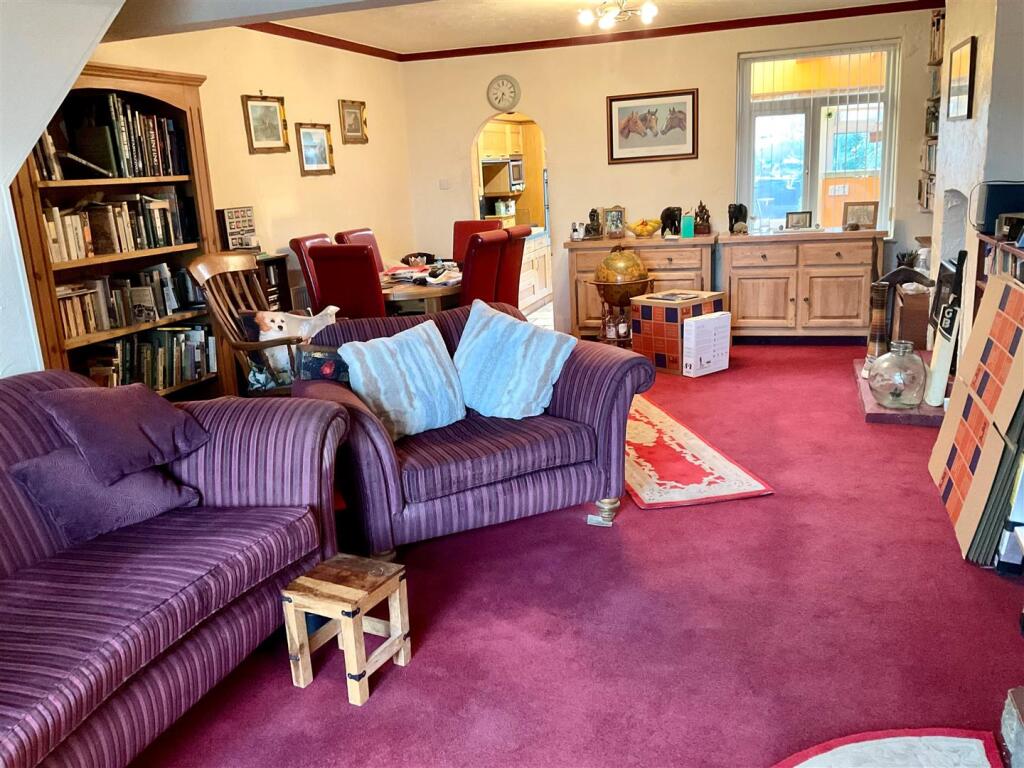 Lounge pic2.jpg