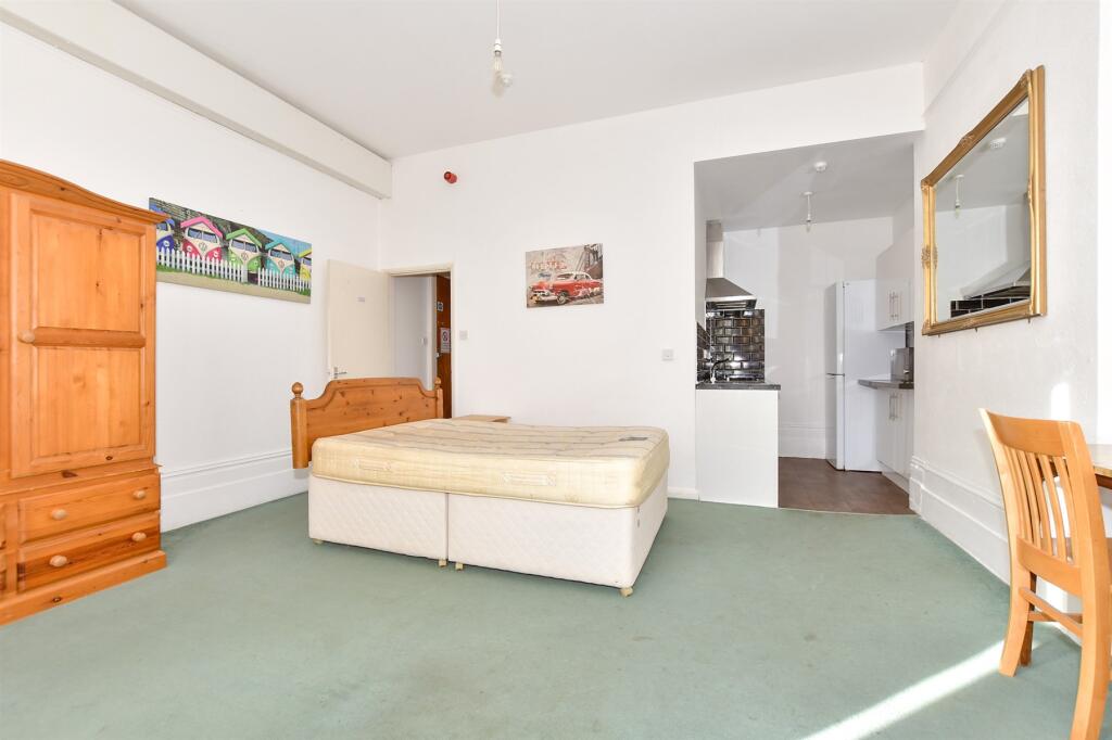 Lounge/ Bedroom/ Kitchen