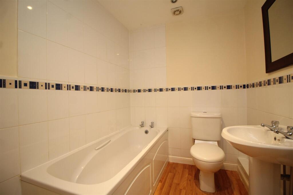 second bathroom.JPG