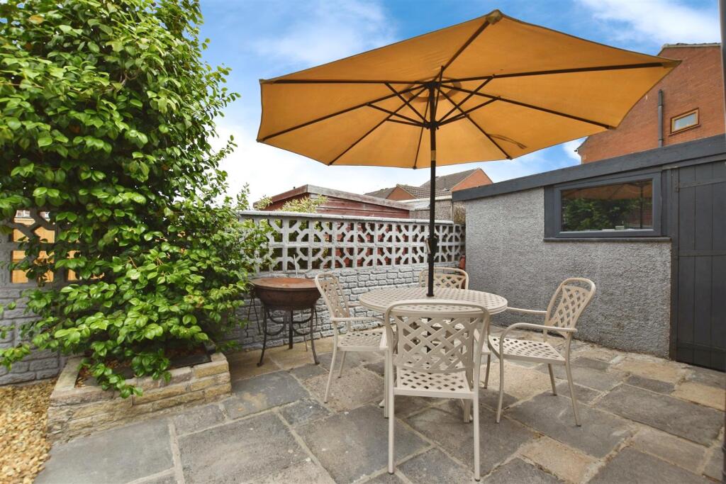 93b97c1f-gdn 20patio.JPG