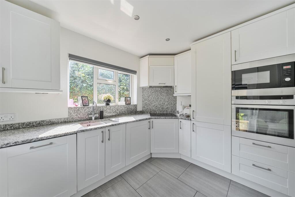 Kitchen/Breakfast Room: