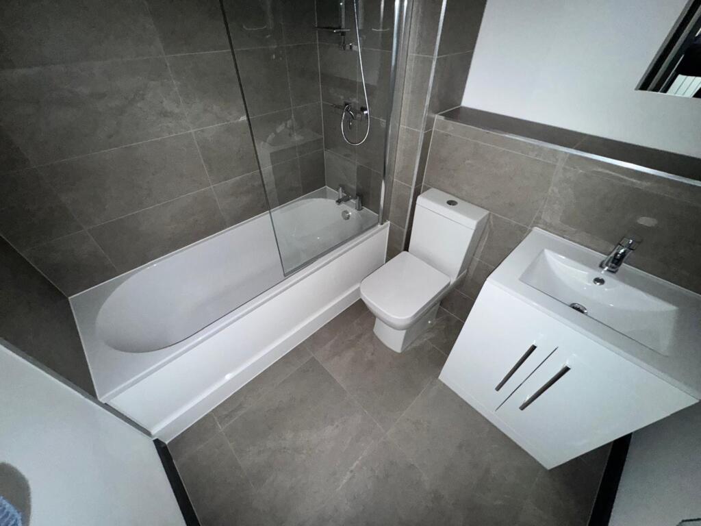 Main Bathroom 