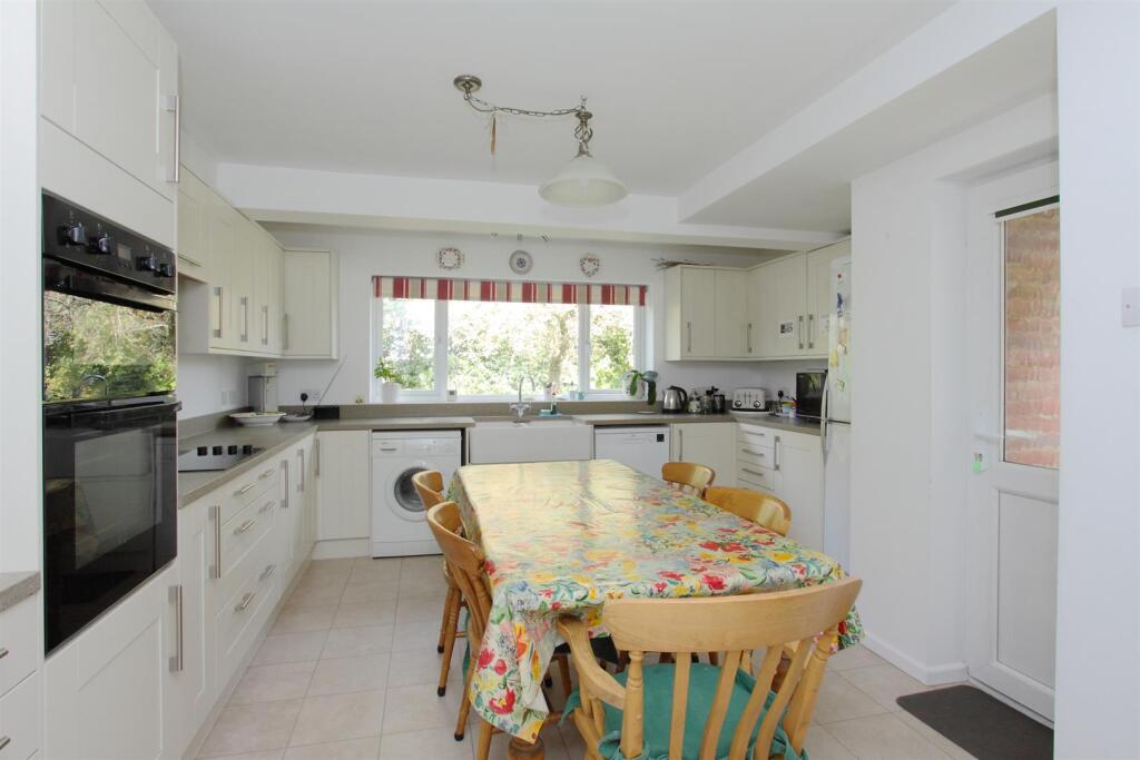 14 manor close PH24.JPG