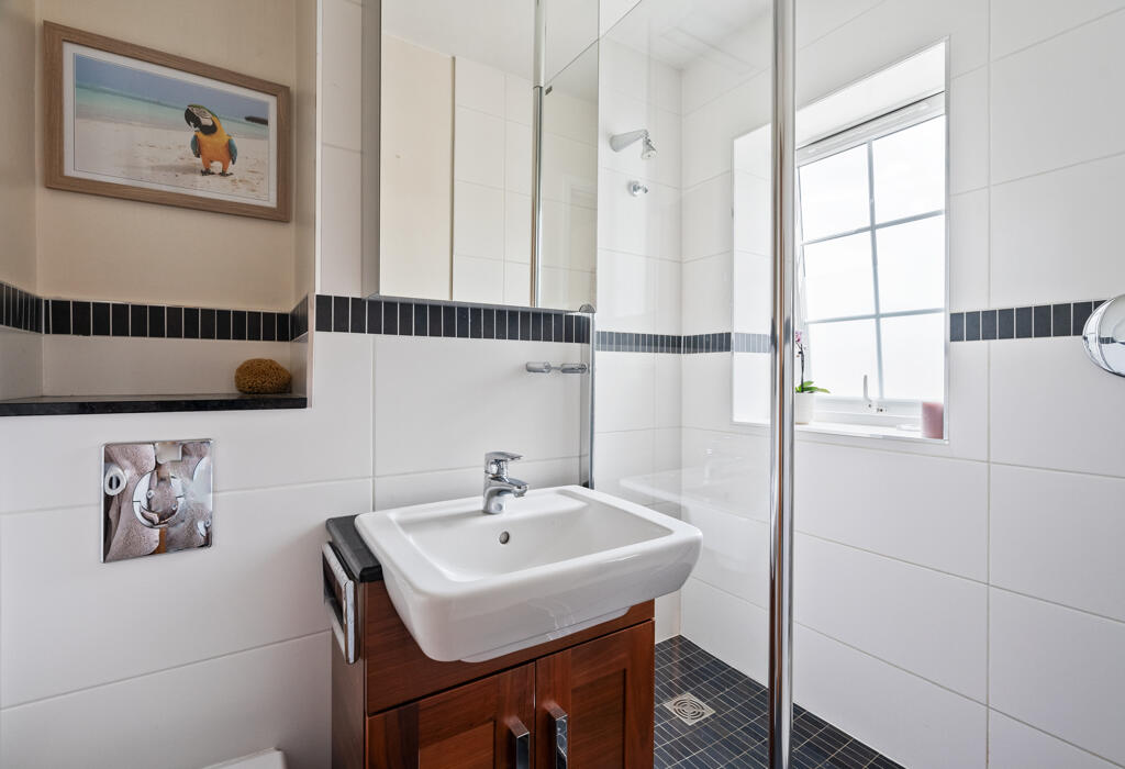 Ensuite to master bedroom 