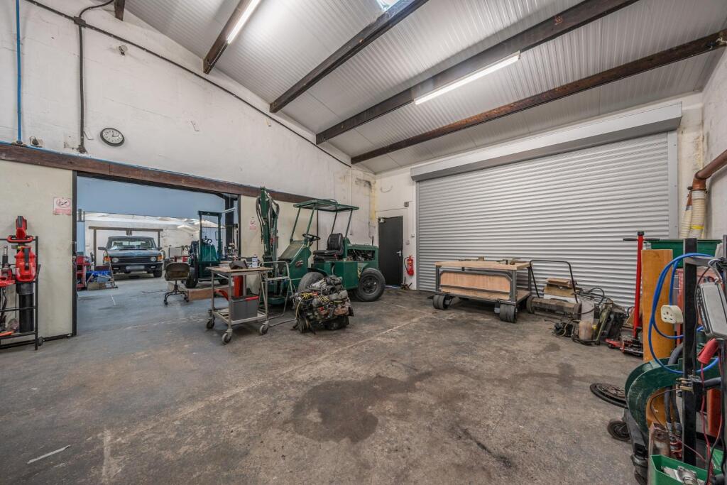 Garage - Workshop 1.jpg