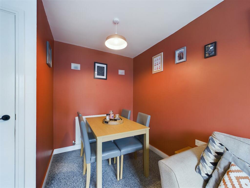 LOUNGE/DINER