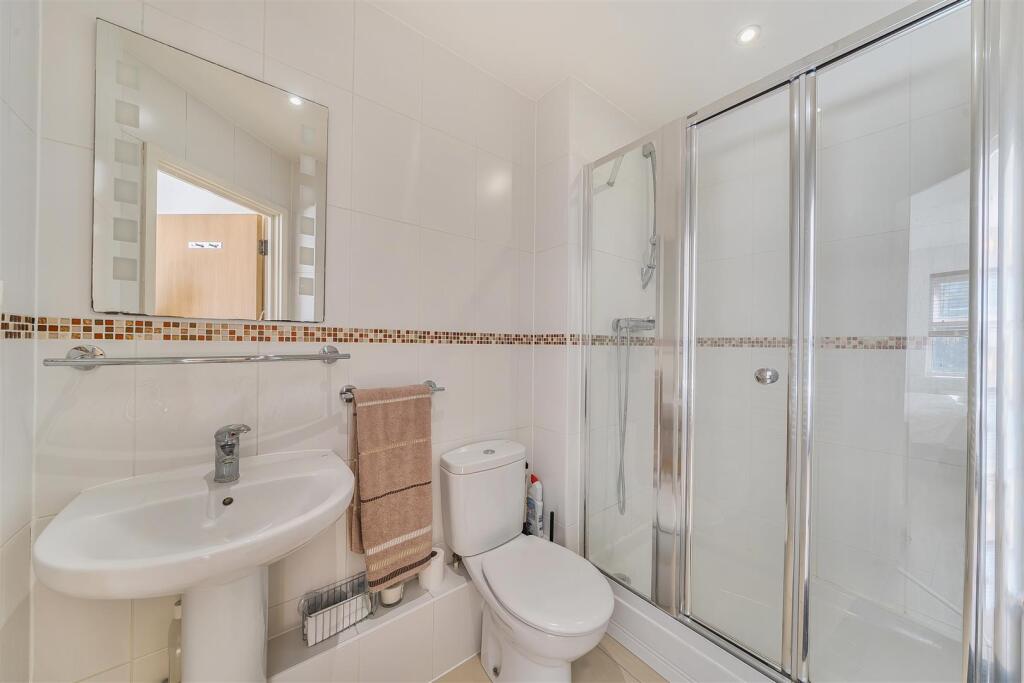 En Suite Shower Room: