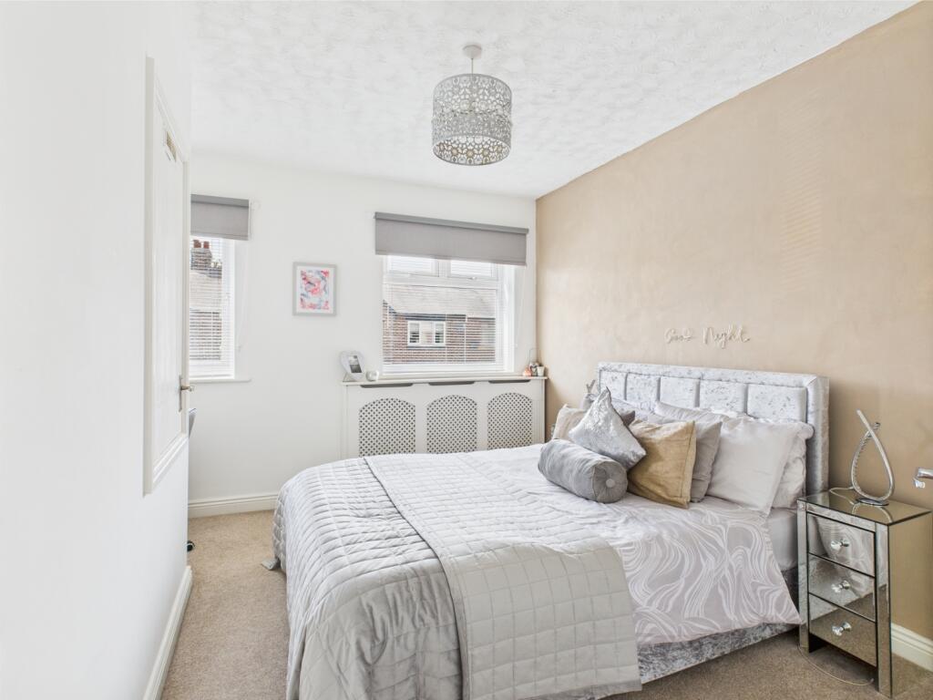 CAM03729G0-PR0037-STILL018