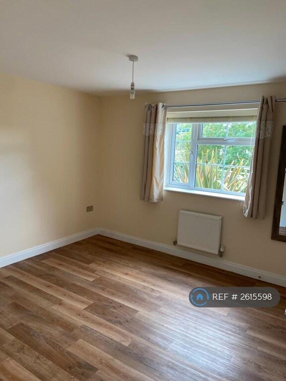 Master Bedroom: 3.51m x 3.23m