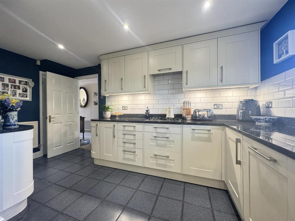 886F7QR7TEiEpoSjPDyz