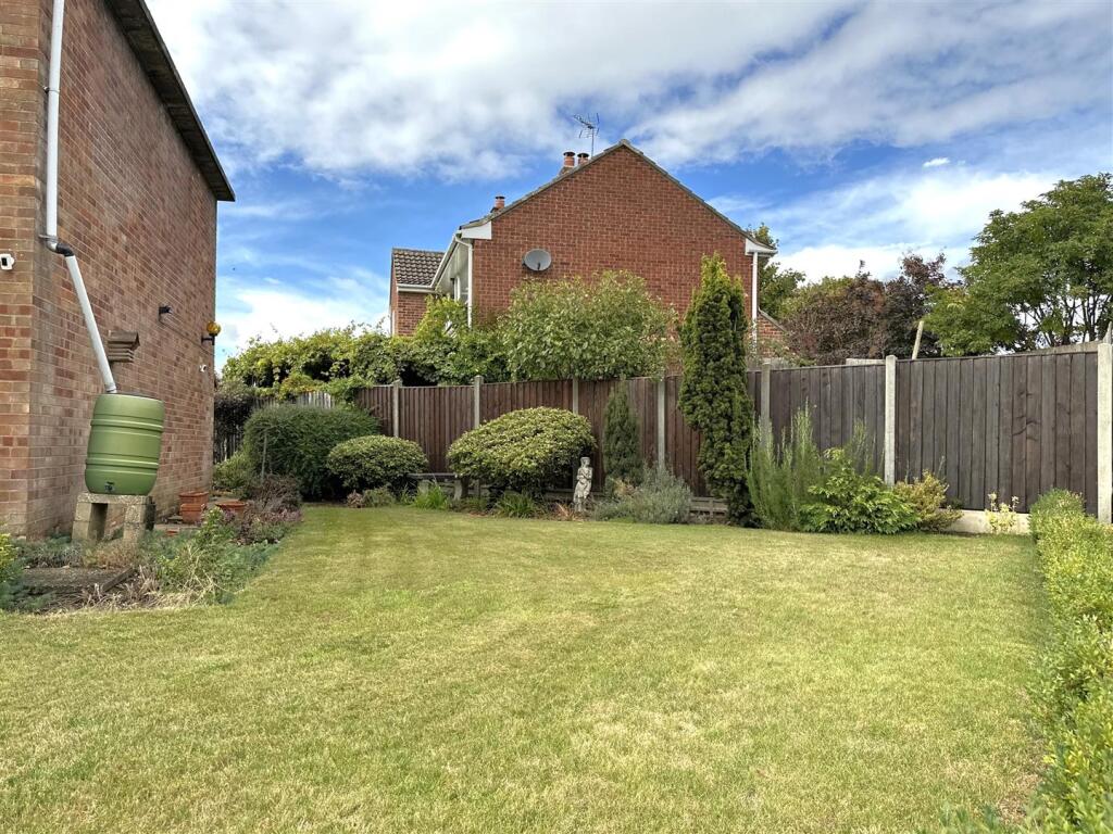 Front/Side Garden 143