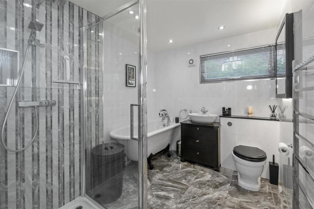 Principal Bedroom En Suite Bathroom