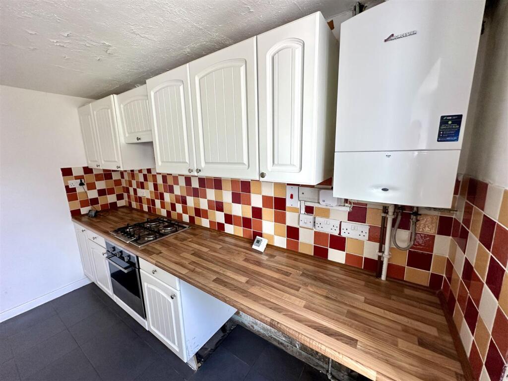 KITCHEN/DINING ROOM
