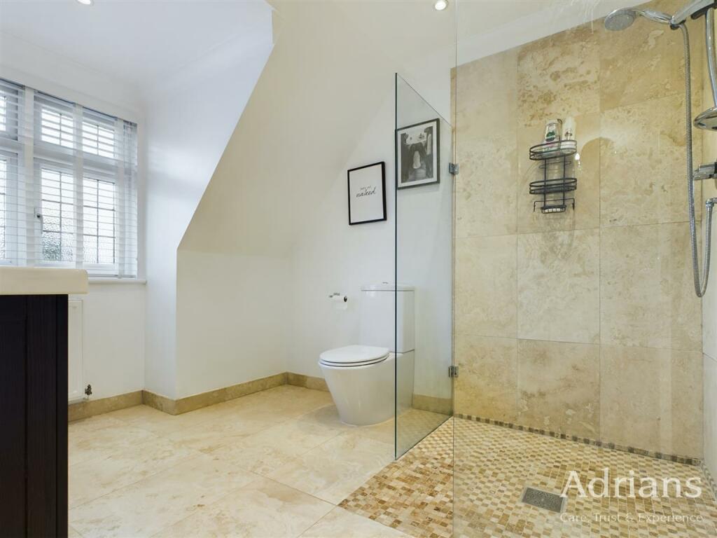 EN-SUITE SHOWER ROOM